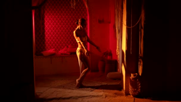 Сексуальная женщина танцует загадочный в спальне, гарем султана в красивом арабском дворце — стоковое видео