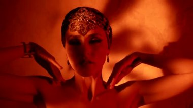 Arap tarzı elbiseli seksi kadın dans ediyor ve baştan çıkarıyor, kameraya bakıyor, yakın plan portre