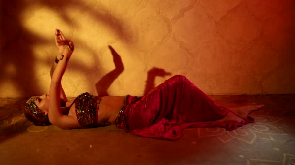 Concubine is dansen in harem, sexy dame ligt op de vloer, aantrekkelijke vrouw is verleidelijke dans — Stockvideo