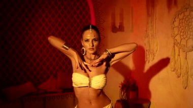 Çekici kadın Sultan 'ın sarayında Arap dansı haremde cariye, egzotik dans gösterisi