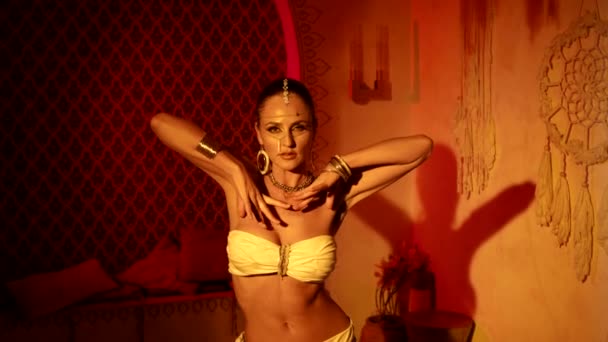 Lockande Kvinna Dansar Arabisk Dans Palats Sultan Konkubin Harem Exotisk — Stockvideo