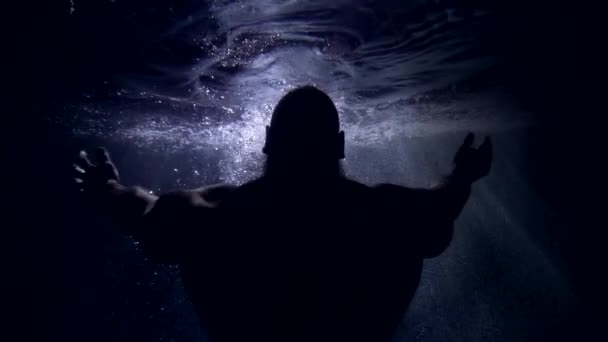 Fenséges Izmos Férfi Sziluett Belsejében Víz Tenger Vagy Óceán Sötétség — Stock videók