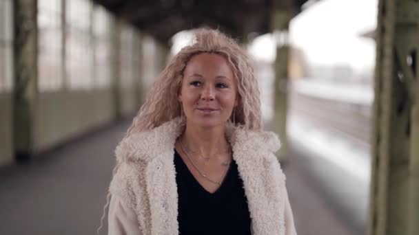 Positive blonde Dame mit langen, langen Haaren schlendert nach draußen und lächelt kokett — Stockvideo