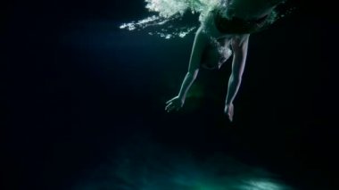 Peri masalı su perisi gölün ya da nehrin derinliklerine dalıyor, suyun altında yavaş çekim.