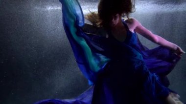 Çekici prenses su altında yüzüyor, ağır çekim, romantik manzara.