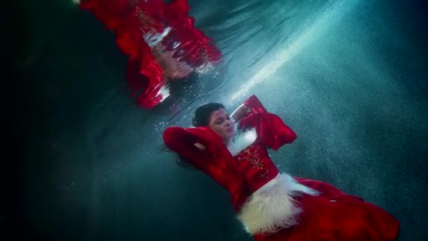 Bonita dama en el agua de lago o río, tiro fantástico bajo el agua, balanceo de pelo y vestido — Vídeos de Stock