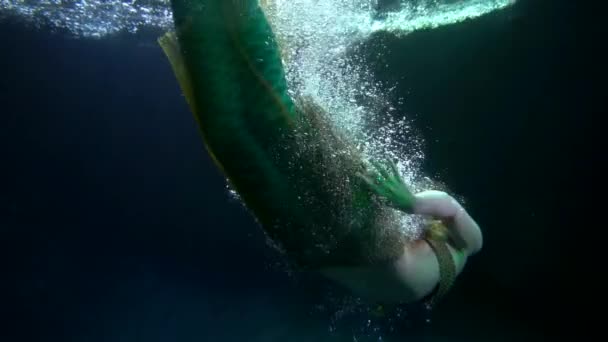Tajemnicza nimfa wodna pływa w oceanie, wolny ruch pod wodą strzał, bajka i fantazja — Wideo stockowe