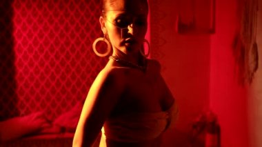 Arap tarzı giyinmiş iri göğüslü kadın geceleri baştan çıkarıcı, Sultan 'ın hareminde harem yapıyor.