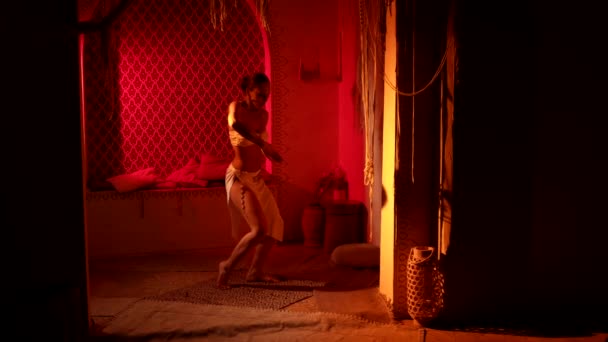 Seductora concubina está bailando en harén en la noche, baile seductor de dama sexy — Vídeo de stock