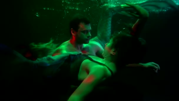 Nymphe sous-marine et sirène séduisent l'homme qui coule à l'intérieur de la profondeur, mystérieux feu vert — Video