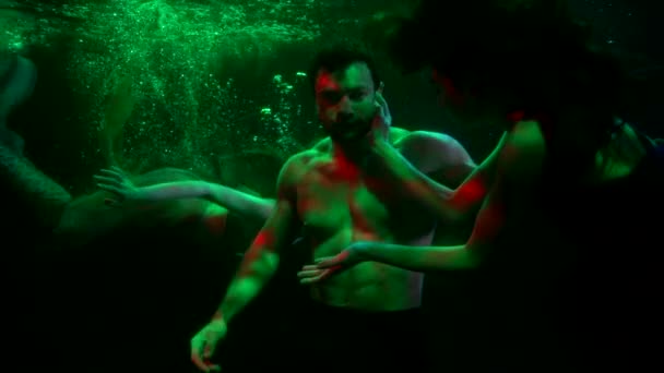 Казкова русалка і сирена плавають навколо потопаючої людини в морі, таємничого підводного світу — стокове відео