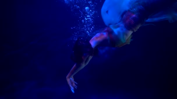 Tajemnica na dnie morza, fantastyczna syrena jest pływanie wzdłuż głębokości oceanu, niesamowite pod wodą — Wideo stockowe