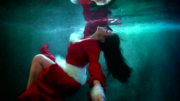 Чарівна леді в червоній сукні плаває всередині води басейну або моря, щаслива і радісна жінка — стокове відео