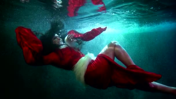 Misteriosa mujer está nadando bajo el agua en agua fría de congelado lago de invierno o río — Vídeo de stock
