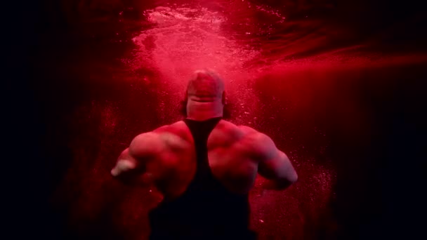 Bodybuilder flyter under vattnet, bakre vy på muskulös manlig figur, stark och kraftfull — Stockvideo