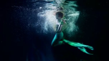 Peri masalı denizkızıyla fantastik sualtı çekimi. Okyanusun içindeki gizemli ve büyülü dünya.