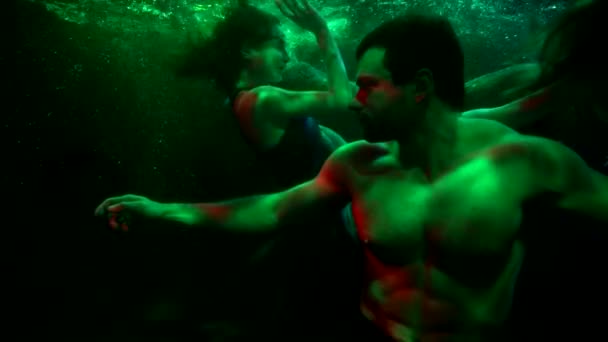 Hombre y mujeres bajo el agua, misterioso y enigmático tiro dentro de la profundidad del océano, cuento de hadas mágico — Vídeos de Stock