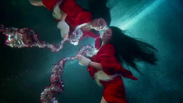 Wanita berambut merah misterius mengambang di dalam air dingin danau beku, fantasi bawah air — Stok Video
