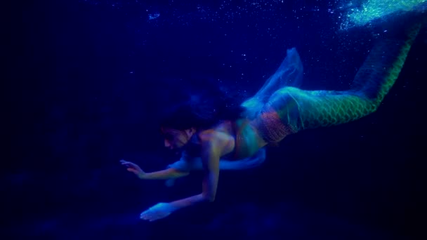 Fantastisk undervattensbild med sagolikt sjöjungfru, vatten-nymf simmar långsamt i djupet — Stockvideo
