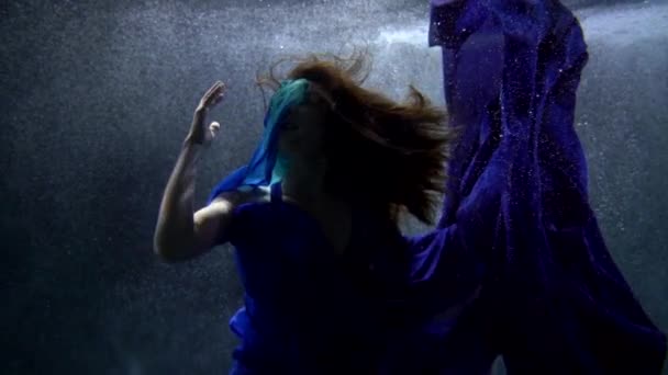 Romantikus fantázia és álom, nő lebeg a víz alatt, portré csinos hölgy belsejében víz — Stock videók