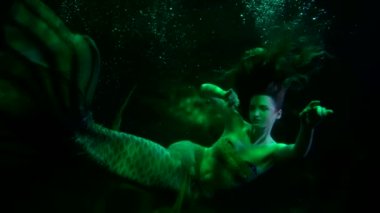 Gizemli denizkızıyla romantik su altı masalı, Undine derinlerde yüzüyor.