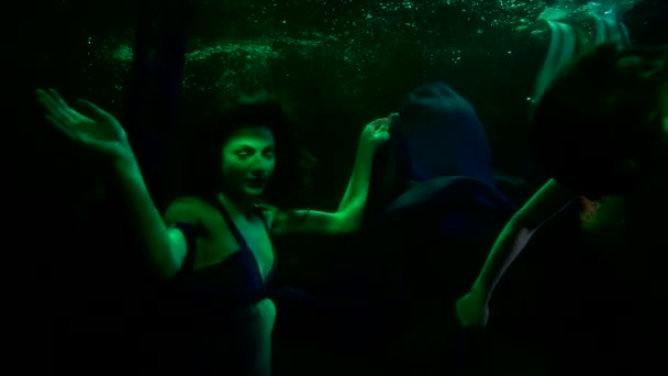 Água escura do mar mágico, sereia e ninfa-água estão nadando em profundidade, conto de fadas e fantasia — Vídeo de Stock
