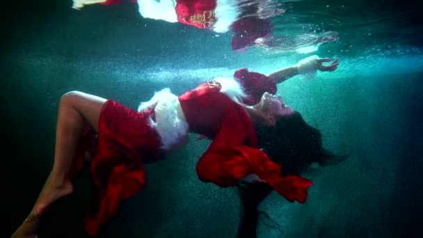 Φανταστικό όνειρο της κολύμβησης υποβρύχια, γοητευτική γυναίκα επιπλέει κάτω από την επιφάνεια του νερού — Αρχείο Βίντεο
