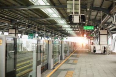 Bulanık resim gökyüzü tren istasyonu, bulanık ulaşım arkaplanı.