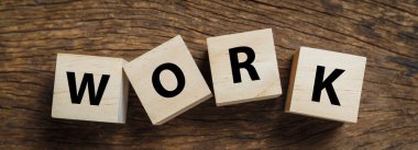 Tahta masa üzerinde alfabe metni olan tahta blok küpü. Eğitim, çalışma bilgileri. iş iş konsepti.