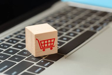 Klavye dizüstü bilgisayarında alışveriş arabası simgeleri olan tahta blok, online alışveriş konsepti. bağlantı pazarı tüketici hizmeti.