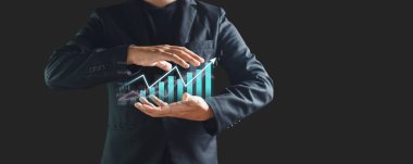 Ticaret grafiği, borsa pazarlama analiz çizelgesinde işadamının elinden çıktı. Bilgi istatistikleri kâr grafiği çiziyor. Yatırım ve pazarlama kavramı. 