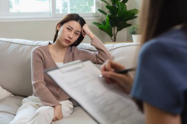 Kadınların zihinsel semptomları ve depresyonu vardır. Hastalığını tedavi etmek için psikiyatristle görüş..
