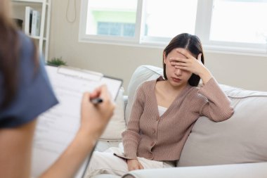 Kadınların zihinsel semptomları ve depresyonu vardır. Hastalığını tedavi etmek için psikiyatristle görüş..