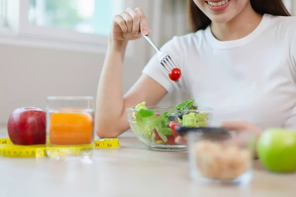 Wanita Makan Sayuran Salad Diet Makanan Perempuan Dan Sehat — Stok Foto