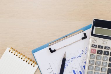 İş konsepti. Masa başı iş yerindeki defter kalem döküman hesap makinesi. muhasebe veri raporu pazarlama.