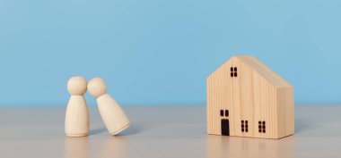 Tahta bebek insanları, evi olan insanlar, çift ilişkileri sembolü. Sigorta ve emlak yatırımı, gelecek için tasarruf ve gelecek için bir ev, aile kurmak..