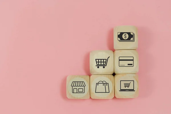 ビジネスショッピングオンラインコンセプト ショッピングアイコン付き木製キューブブロック Eビジネス購入マーケティング消費者ピンクの背景 — ストック写真