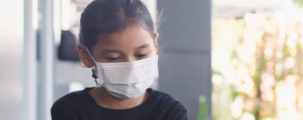 Kobiety Noszą Maski Twarzy Podczas Epidemii Covid — Zdjęcie stockowe
