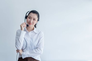 İşte mikrofonu olan Asyalı kadın iş adamı, çağrı merkezi, beyaz arka planda tele pazarlama desteği. 