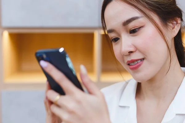 Nahaufnahme Junge Asiatische Lächelnde Geschäftsfrau Mit Smartphone Büro Erfolgsmädchen Liest — Stockfoto