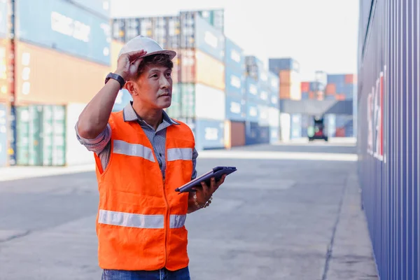 Man Engineering Uniform Dragen Van Een Veiligheidshelm Met Behulp Van — Stockfoto