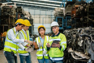 Mühendis ekip çalışması endüstrisi beyin fırtınası. Profesyonel takım fabrikası. Dijital tablette çalışma kontrolü. Otomobil parçaları, otomobil endüstrisi.