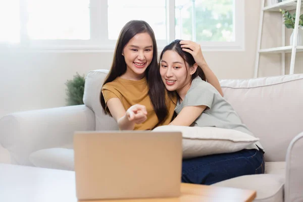 Glückliche Asiatische Frauen Lesbisches Paar Entspannen Zeit Filmmedien Online Auf — Stockfoto