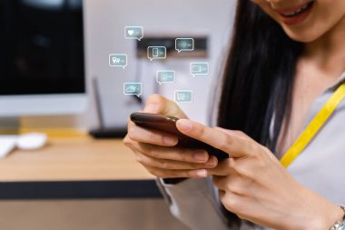 Bildirimli sosyal medya simgeleri, internet dijital pazarlama kavramına sahip akıllı telefon kullanan iş kadını.