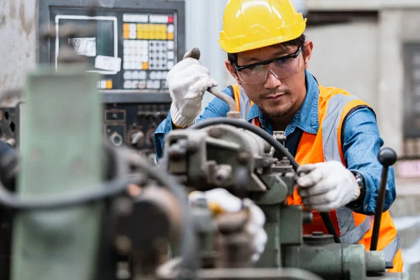 Asiatisk Ingenjör Man Bär Enhetlig Säkerhet Och Hårdhatt Arbetsmaskin Svarv — Stockfoto