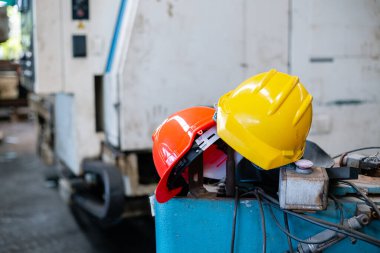 Fabrikada kafa güvenliği için miğfer veya başlık.. 