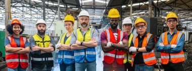 Çeşitli uluslardan mühendisler başarılı takım çalışanları fabrikada duruyor. Ekip çalışması teknisyeni müfettişi endüstri işyeri üretiyor. Tam takım ağır sanayi fabrikası konsepti.