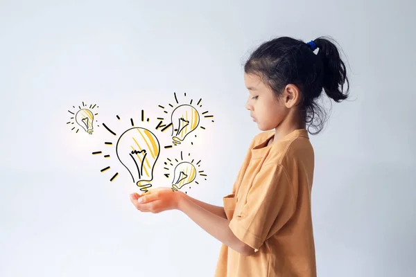 Ασιατικό Κοριτσάκι Ψάχνει Χέρι Εικονίδια Λαμπτήρα Για Δημιουργικότητα Γκρι Φόντο — Φωτογραφία Αρχείου