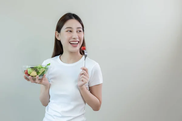 Счастливая Красивая Азиатская Женское Тело Тонкий Едят Салат Овощи Диета — стоковое фото