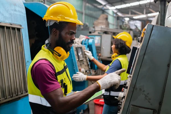 Ingegneria Lavoratori Afroamericani Sesso Maschile Indossano Cuffie Insonorizzate Casco Giallo — Foto Stock